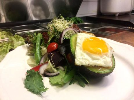 Bilde av salat med avokado og speilegg